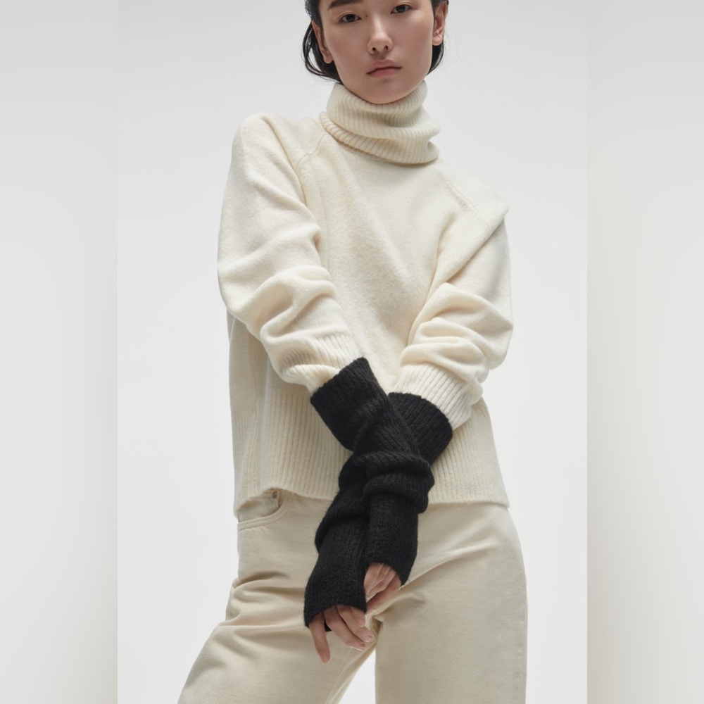 NWT. Zara Black Ribbed Knit Mittens.